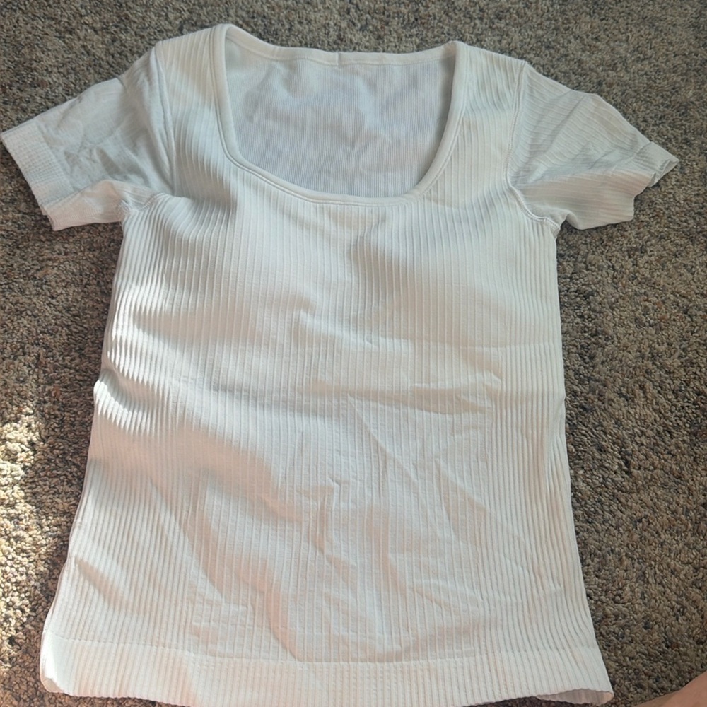 New without tags-white Lulu t shirt.   Lined at the top with pads included.